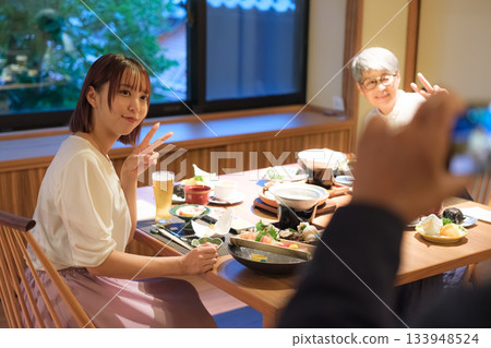 一家三口在日式旅館享用晚餐時,喜歡互相拍照,留下美好回憶。 一家三口在日式旅館享用晚餐時,喜歡互相拍照,留下美好回憶。 133948524