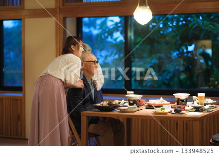 一家三口在日式旅館享用晚餐時，喜歡互相拍照，留下美好回憶。 133948525