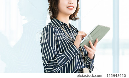 Woman/businesswoman using a tablet 133948630