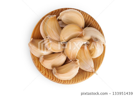garlic cloves in wooden bowl isolated on white background close up. Top view. Flat lay. 133951439