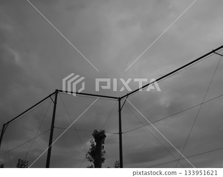 運動場上的防護網。 運動場上的防護網。 133951621