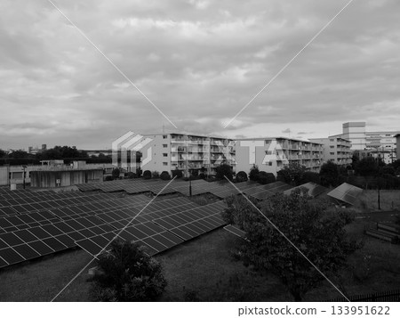 景觀設計中融入了太陽能電池板。 景觀設計中融入了太陽能電池板。 133951622