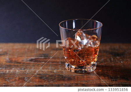 Whiskey 2 on the rocks 133951856