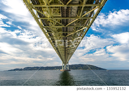 兵庫縣神戶市壯觀的明石海峽大橋:大橋及其龐大的基礎設施 兵庫縣神戶市壯觀的明石海峽大橋:大橋及其龐大的基礎設施 133952132