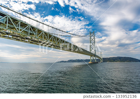 秋日的天空與明石海峽大橋,兵庫縣神戶市 秋日的天空與明石海峽大橋,兵庫縣神戶市 133952136