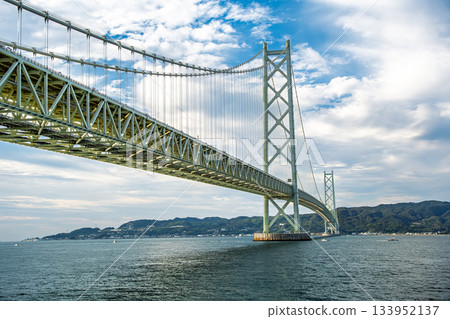 Autumn sky and Akashi Kaikyo Bridge, Kobe City, Hyogo Prefecture Autumn sky and Akashi Kaikyo Bridge, Kobe City, Hyogo Prefecture 133952137