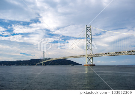 秋日的天空與明石海峽大橋,兵庫縣神戶市 秋日的天空與明石海峽大橋,兵庫縣神戶市 133952309