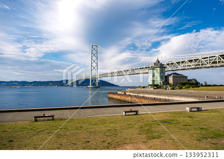從兵庫縣神戶市舞妓公園眺望秋日天空下的明石海峽大橋 133952311