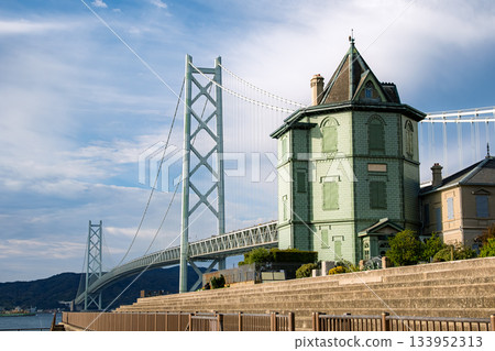 從兵庫縣神戶市舞妓公園眺望明石海峽大橋和孫中山紀念館 133952313