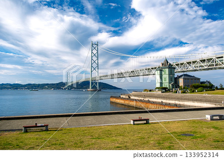 從兵庫縣神戶市舞妓公園眺望秋日天空下的明石海峽大橋 133952314