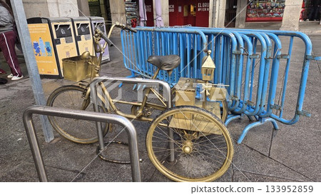 Antique gold bicycle decor with unique features in urban setting 133952859