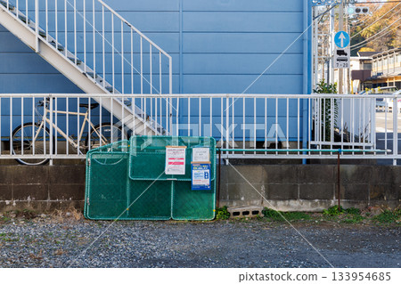 收集完生活垃圾後，一個折疊起來的垃圾收集籃已經放置完畢。 133954685