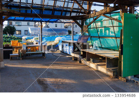 在已售罄的田地一角，擺出了一個蔬菜攤。 133954686