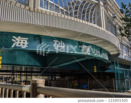 橫事研川上的橋樑名為「海砂橋」。 133955305