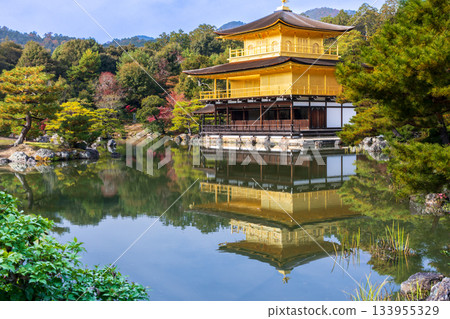 秋日裡,金閣寺的倒影映在水面上。 秋日裡,金閣寺的倒影映在水面上。 133955329