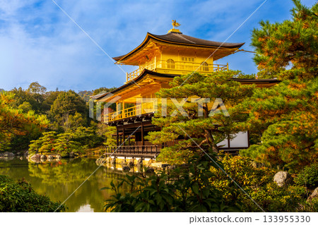 秋高氣爽的金閣寺 133955330