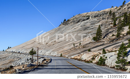 Landscape along the road near Yosemite National Park in California, USA. 133955672