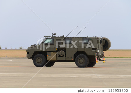 一輛陸上自衛隊運輸車駛過停車場 一輛陸上自衛隊運輸車駛過停車場 133955800