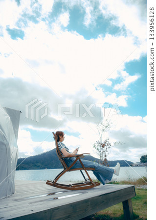 在和煦的微風中度過一個輕鬆的午後 133956128