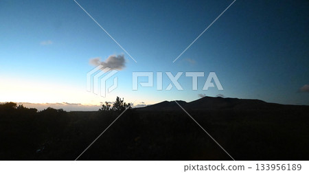 清晨的三原山 133956189