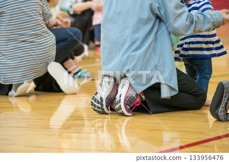 【和媽媽一起參加幼兒園運動會】 133956476