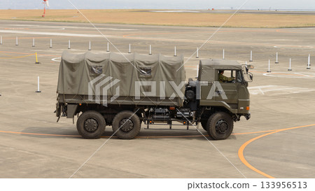 陸上自衛隊3.5噸卡車停在停車場 133956513