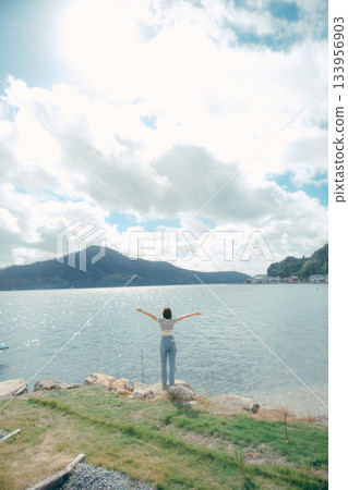 在海灘上傳播武器的女人 133956903