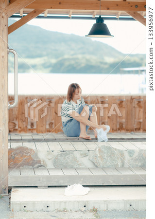 一位女士正在足浴盆放鬆。 133956977