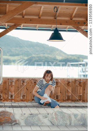 一位女士正在足浴盆放鬆。 133956980