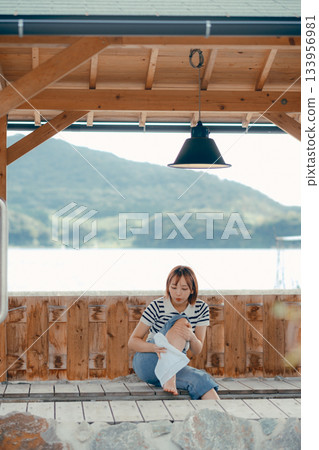 一位女士正在足浴盆放鬆。 133956981