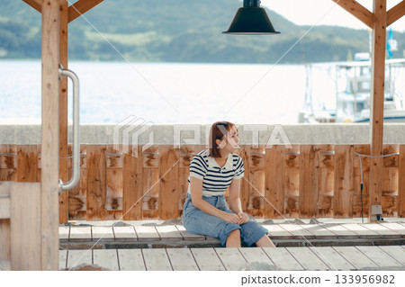 一位女士正在足浴盆放鬆。 一位女士正在足浴盆放鬆。 133956982