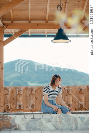 一位女士正在足浴盆放鬆。 133956984