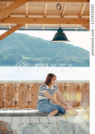 一位女士正在足浴盆放鬆。 一位女士正在足浴盆放鬆。 133956985
