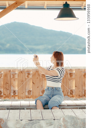 一位女士正在足浴盆放鬆。 一位女士正在足浴盆放鬆。 133956988
