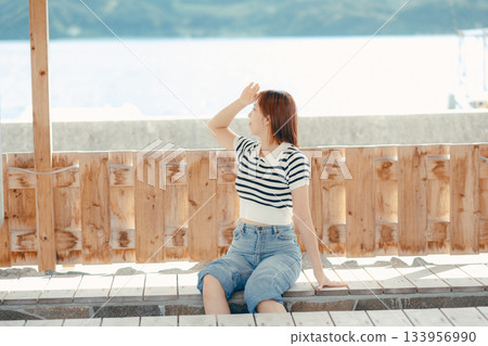 一位女士正在足浴盆放鬆。 一位女士正在足浴盆放鬆。 133956990