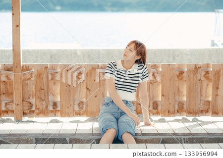 一位女士正在足浴盆放鬆。 133956994