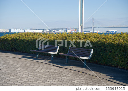 海邊公園長椅和藍天景色 133957015