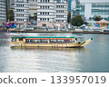 一艘船屋航行在橫濱港，欣賞著這座城市的濱水風光。 133957019
