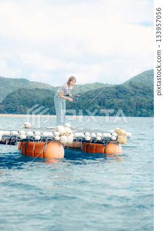 一位女士在海灘享受釣魚的樂趣 133957056