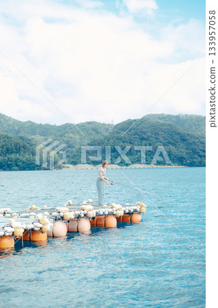 一位女士在海灘享受釣魚的樂趣 133957058