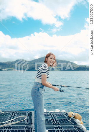 一位女士在海灘享受釣魚的樂趣 133957060