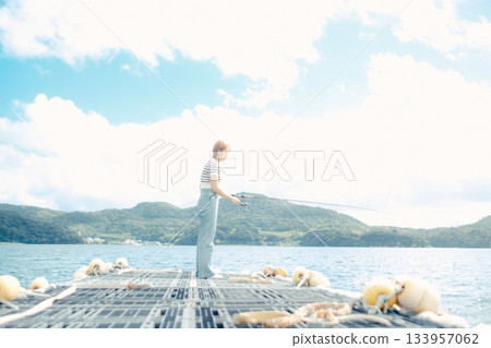 一位女士在海灘享受釣魚的樂趣 133957062