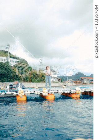 一位女士在海灘享受釣魚的樂趣 133957064