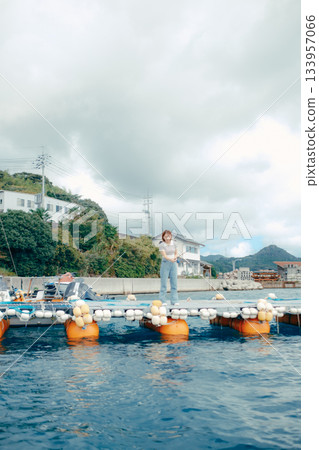 一位女士在海灘享受釣魚的樂趣 133957066