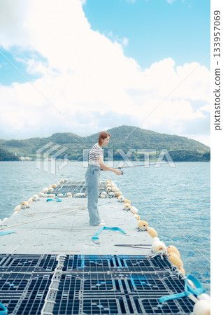 一位女士在海灘享受釣魚的樂趣 133957069