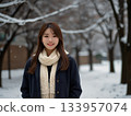 冬季公園裡穿外套的女人 133957074