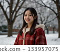 雪地裡的年輕女子 133957075