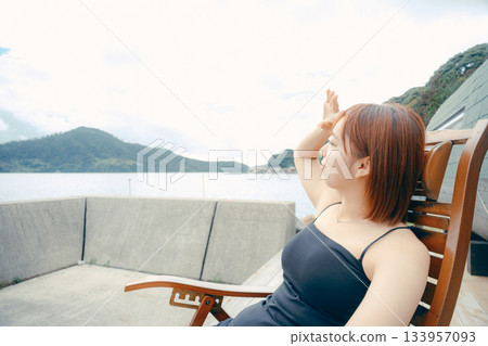 露天浴池中的女性 露天浴池中的女性 133957093