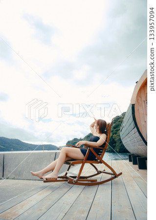 露天浴池中的女性 133957094