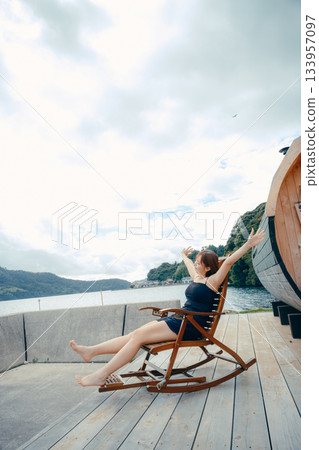 露天浴池中的女性 露天浴池中的女性 133957097